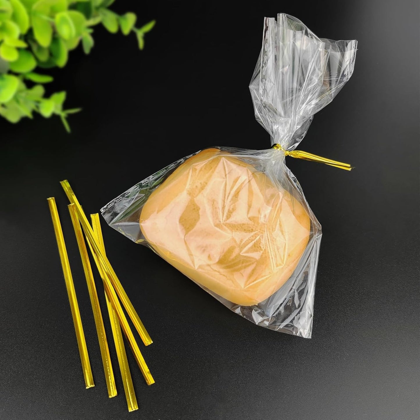 800 Pcs Metal Twist Ties 4 Inches Twist Straps for Bread Bags Candy Bags Snack Bags Halloween Party Cake Favor (Red)