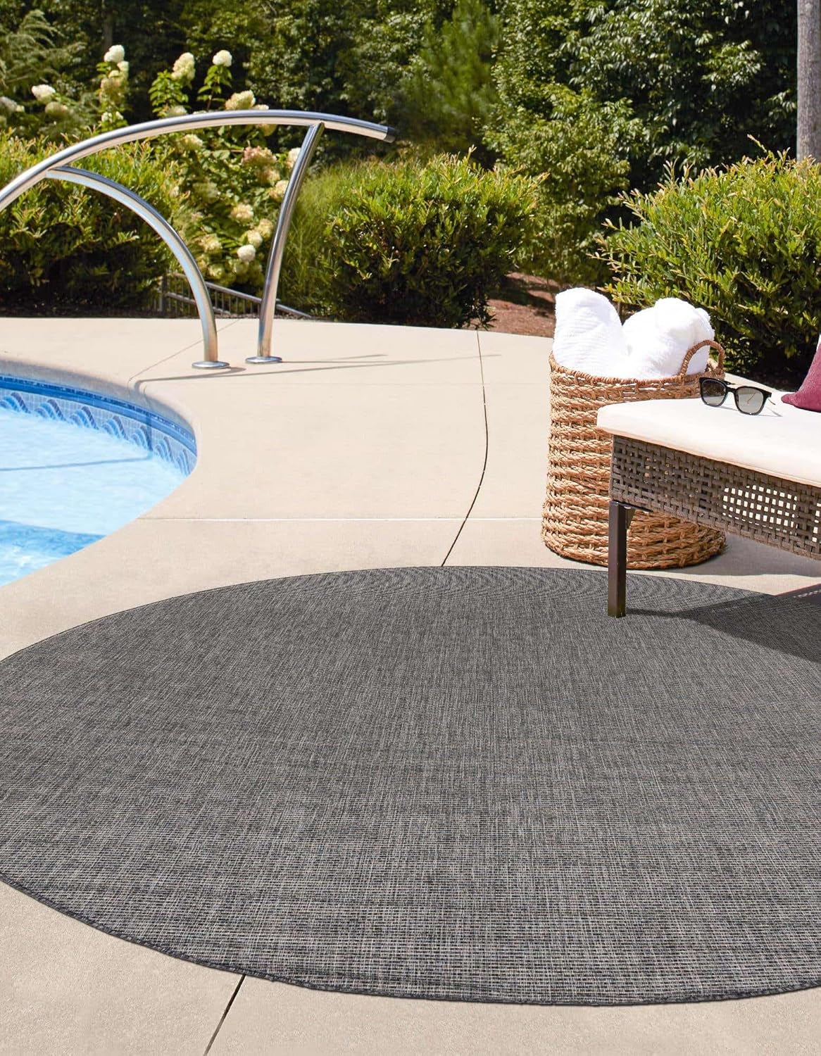 Unique Loom Outdoor Solid Collection Area Rug (7' 10" Round Black/Ivory)